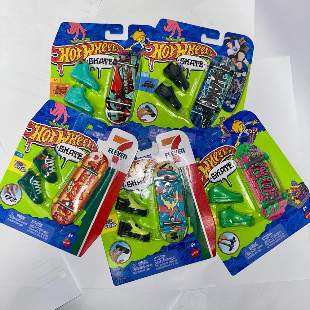 HOT WHEELS Skate 5 Fingerboard & 5 Pairs Removable Skate Shoes Limited Edition